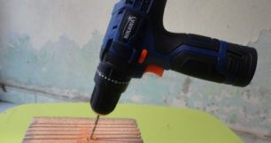 Hướng dẫn sử dụng máy khoan cầm tay đúng cách cho thợ mộc